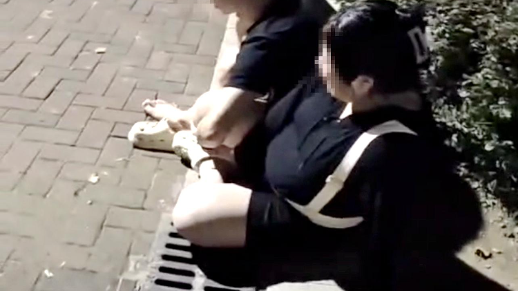 孕妇被高空抛下的玻璃瓶砸断脚趾 警方:已采集DNA 孕妇被高空抛下的玻璃瓶砸断脚趾 警方:已采集DNA