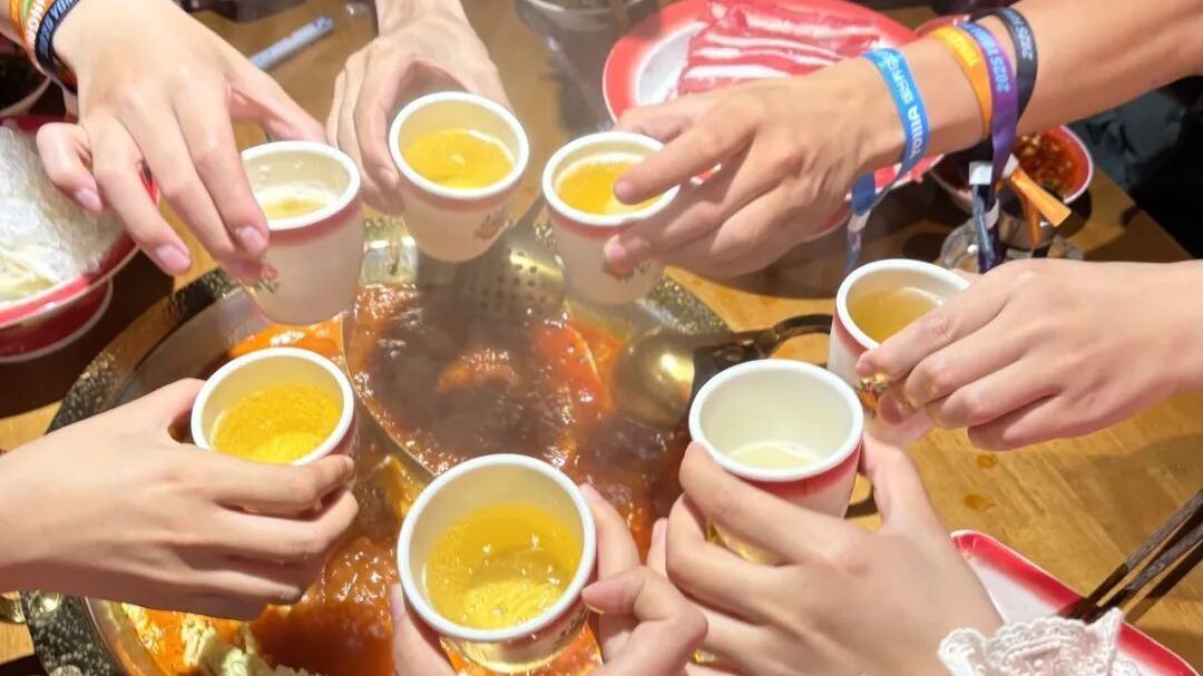 能“蹭”演出,还能交朋友!不少大学生爱上了这项工作 能“蹭”演出,还能交朋友!不少大学生爱上了这项工作