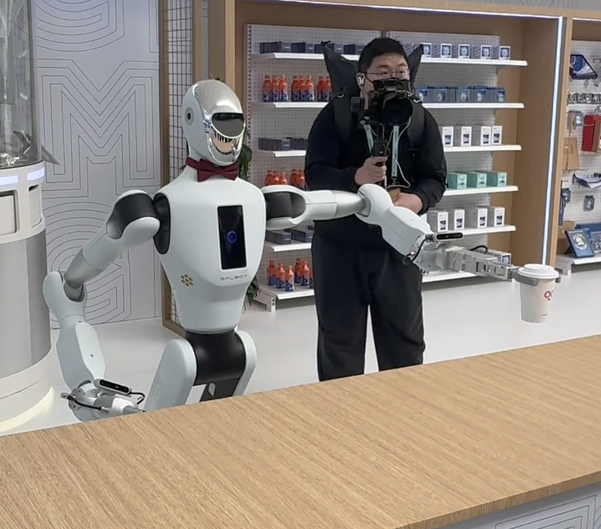 未来无人咖啡店：多品牌机器人协同作业，定制咖啡直送面前！