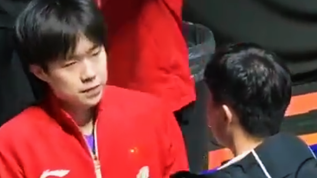 马龙、许昕现身伦敦，为全体国乒将士暖心助阵加油。