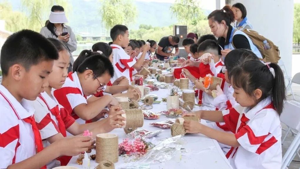 六五环境日丨区生态环境局开展“全面绿色转型 共建美丽中国”主题宣传活动