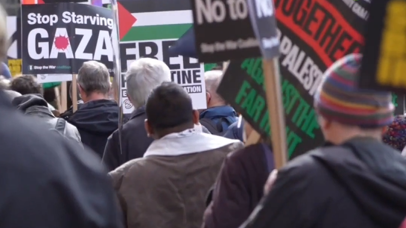 伦敦民众举行反美以抗议 怒斥“美国立场有毒” 伦敦民众举行反美以抗议 怒斥“美国立场有毒”