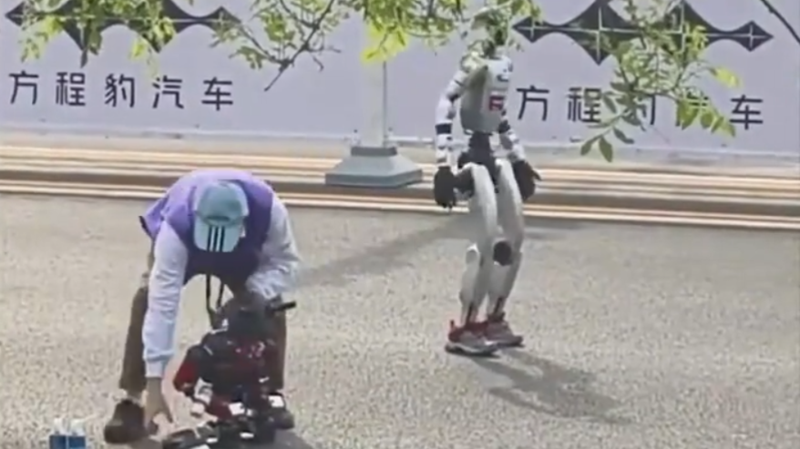 小鼻嘎累趴 路过机器人看热闹鼓掌