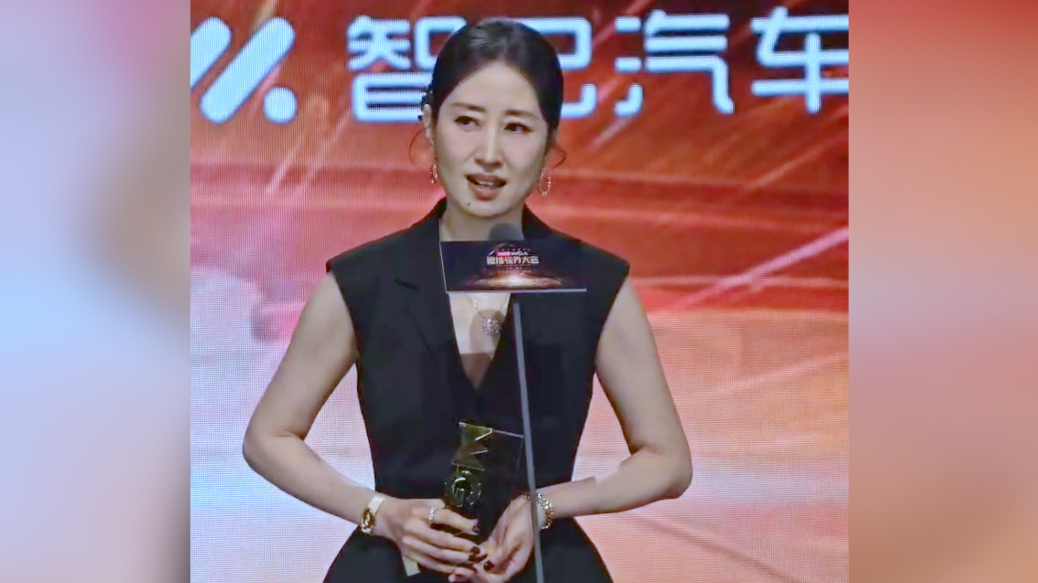 演员刘敏涛获得年度杰出演员一奖，刘敏涛说领了这么多次奖手还在抖