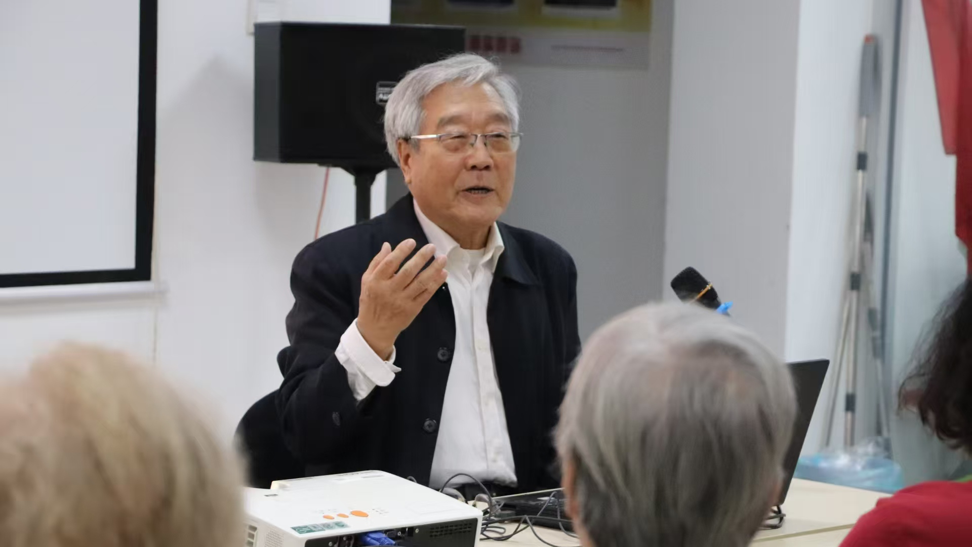 新华社社区开展爱国主义教育：铭记历史 勿忘国耻-从《中国脊梁》看抗日战争中的钢铁长城