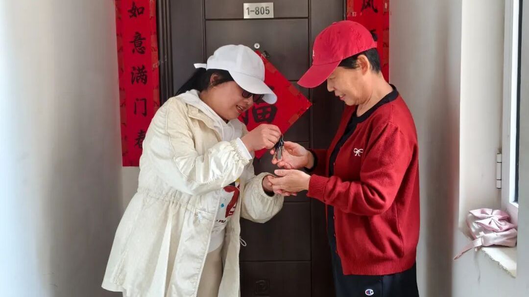 从一把钥匙到整栋楼的托付，她的“信任招牌”邻里皆知