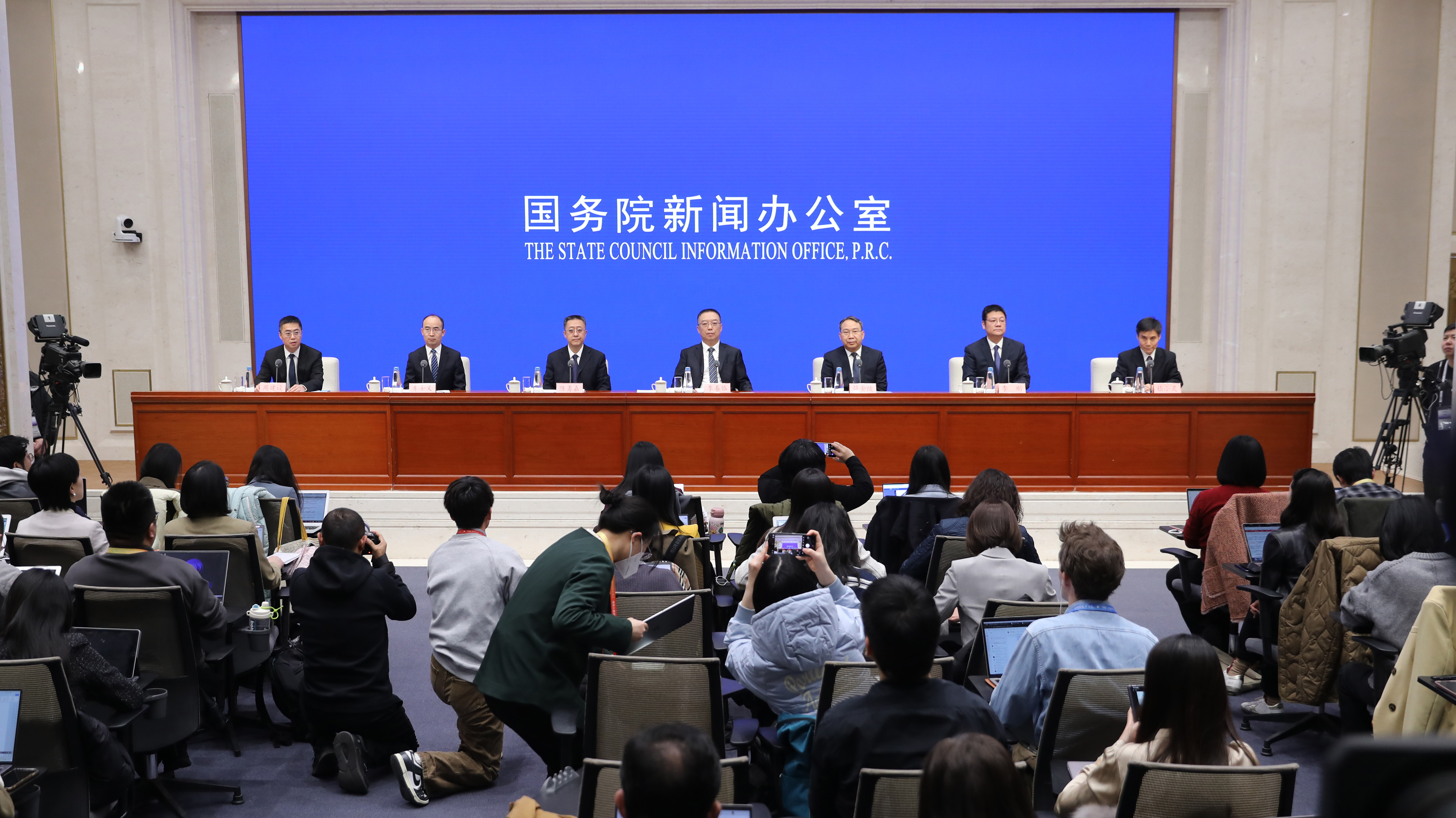 六部门回应民生热点 你的育儿补贴、工资细化方案在路上 六部门回应民生热点 你的育儿补贴、工资细化方案在路上