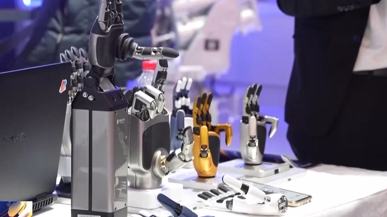 组团出道 大批智能机器人亮相中国家电及消费电子博览会