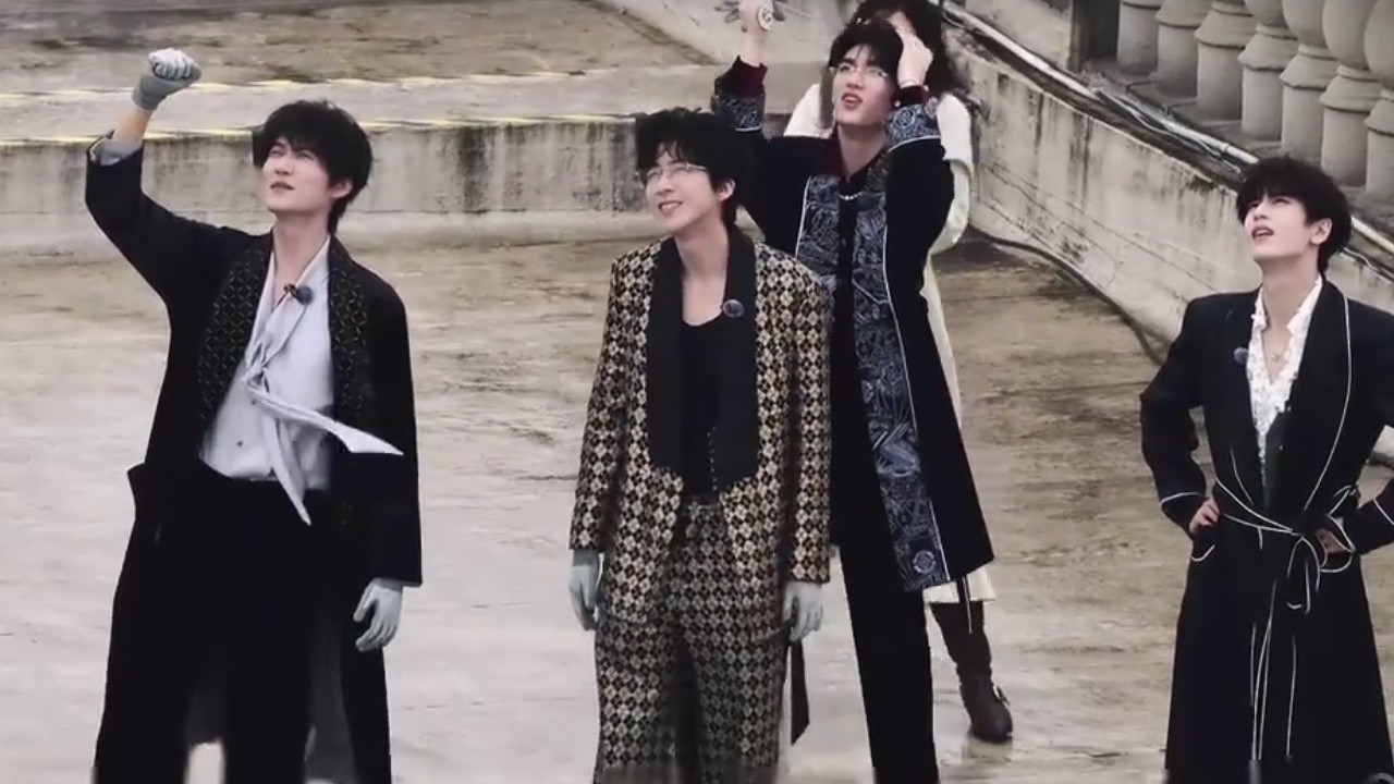 刘宇宁《开始推理吧4》路透视频曝光 深夜收工后不忘饭撒尽显宠粉本色 刘宇宁《开始推理吧4》路透视频曝光 深夜收工后不忘饭撒尽显宠粉本色