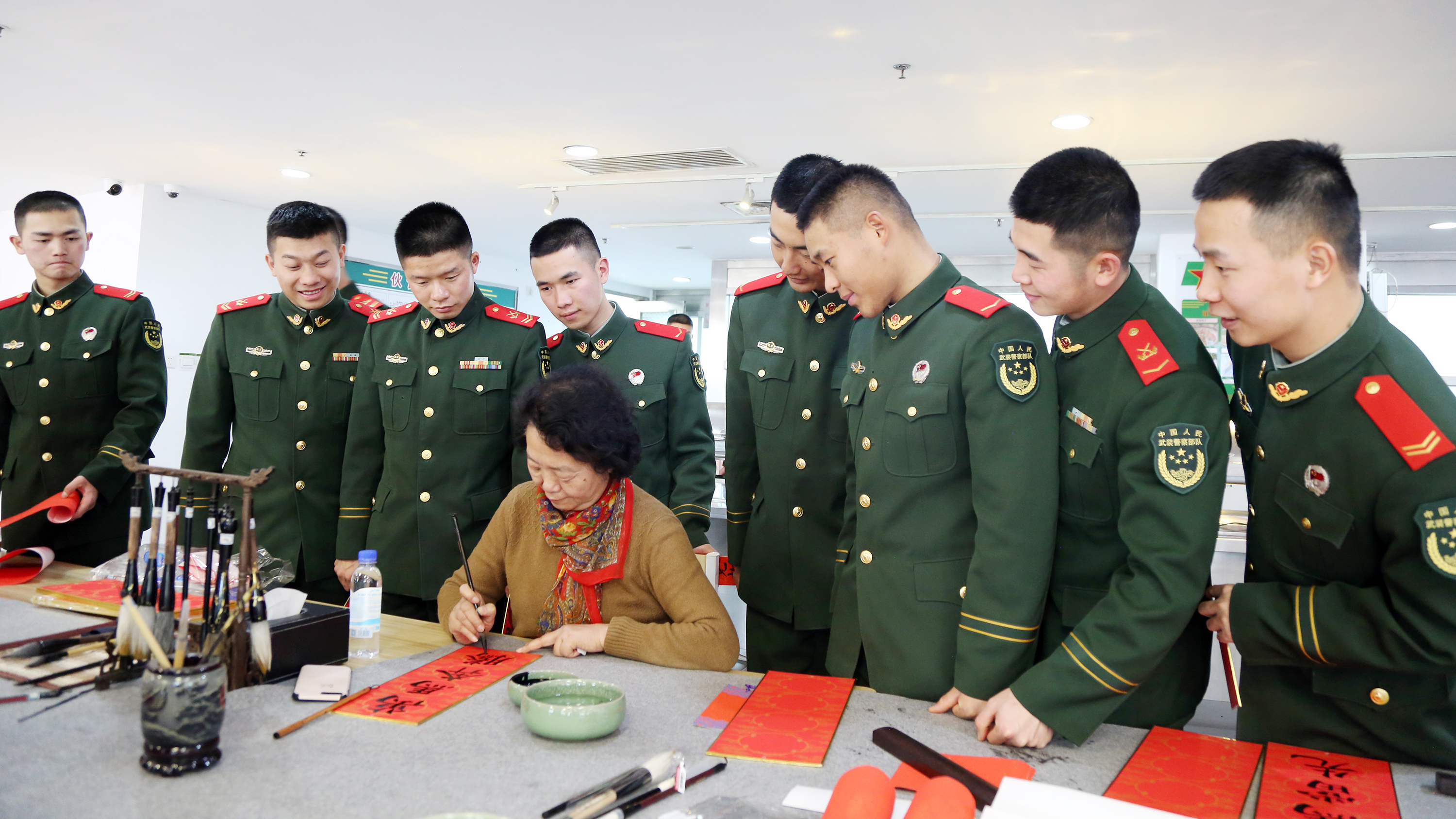 军民同心迎马年 墨香情暖军营间