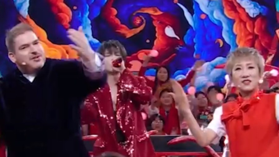 北京春晚欢乐满场,张踩铃一家兰天奇同唱幸福花开。 北京春晚欢乐满场,张踩铃一家兰天奇同唱幸福花开。