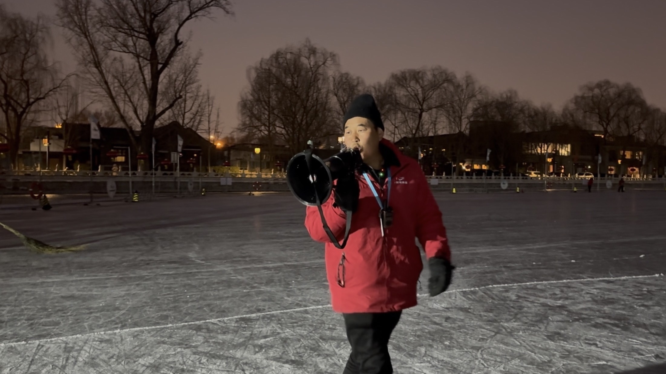 夜幕下的“修冰人”，在什刹海“唤冰新生”