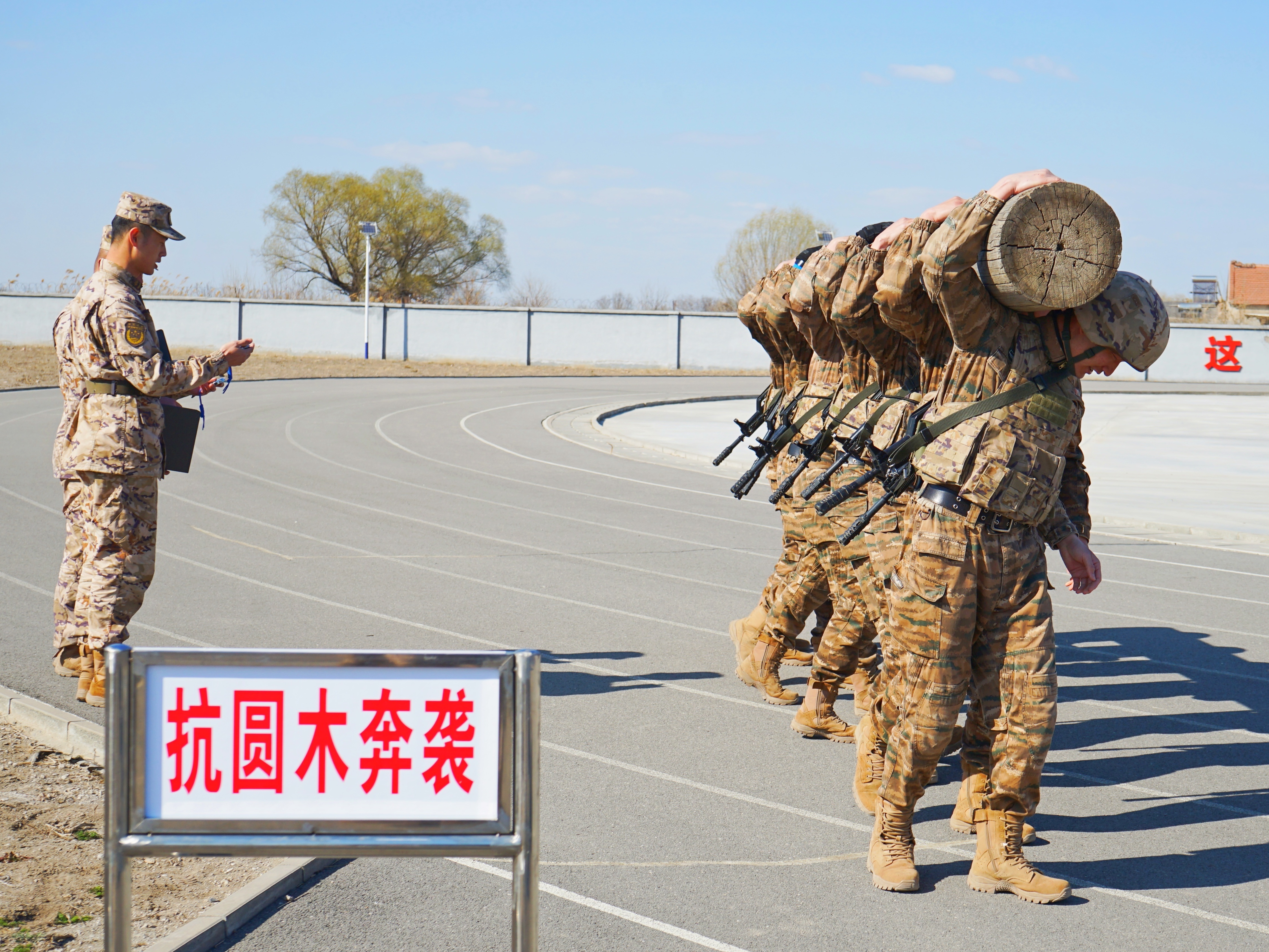 火力全开!武警特战小队综合体能赛燃爆京城 火力全开!武警特战小队综合体能赛燃爆京城