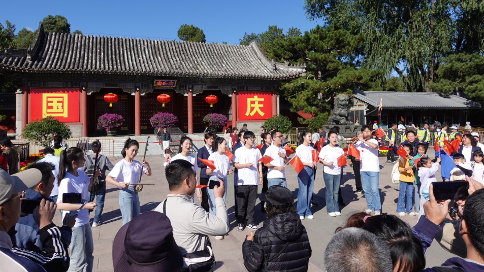 国庆假期首日,市属公园迎来39万余游客,推出7条红色游路线 国庆假期首日,市属公园迎来39万余游客,推出7条红色游路线