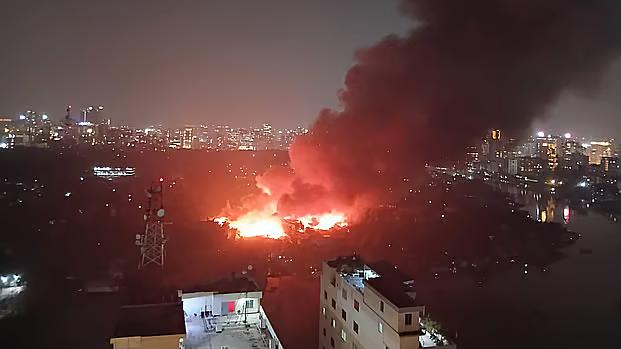 孟加拉国达卡一贫民窟发生火灾