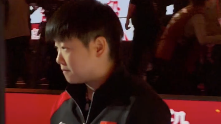 混团世界杯中国VS韩国 孙颖莎轮休不出战 坐替补席为中国队加油