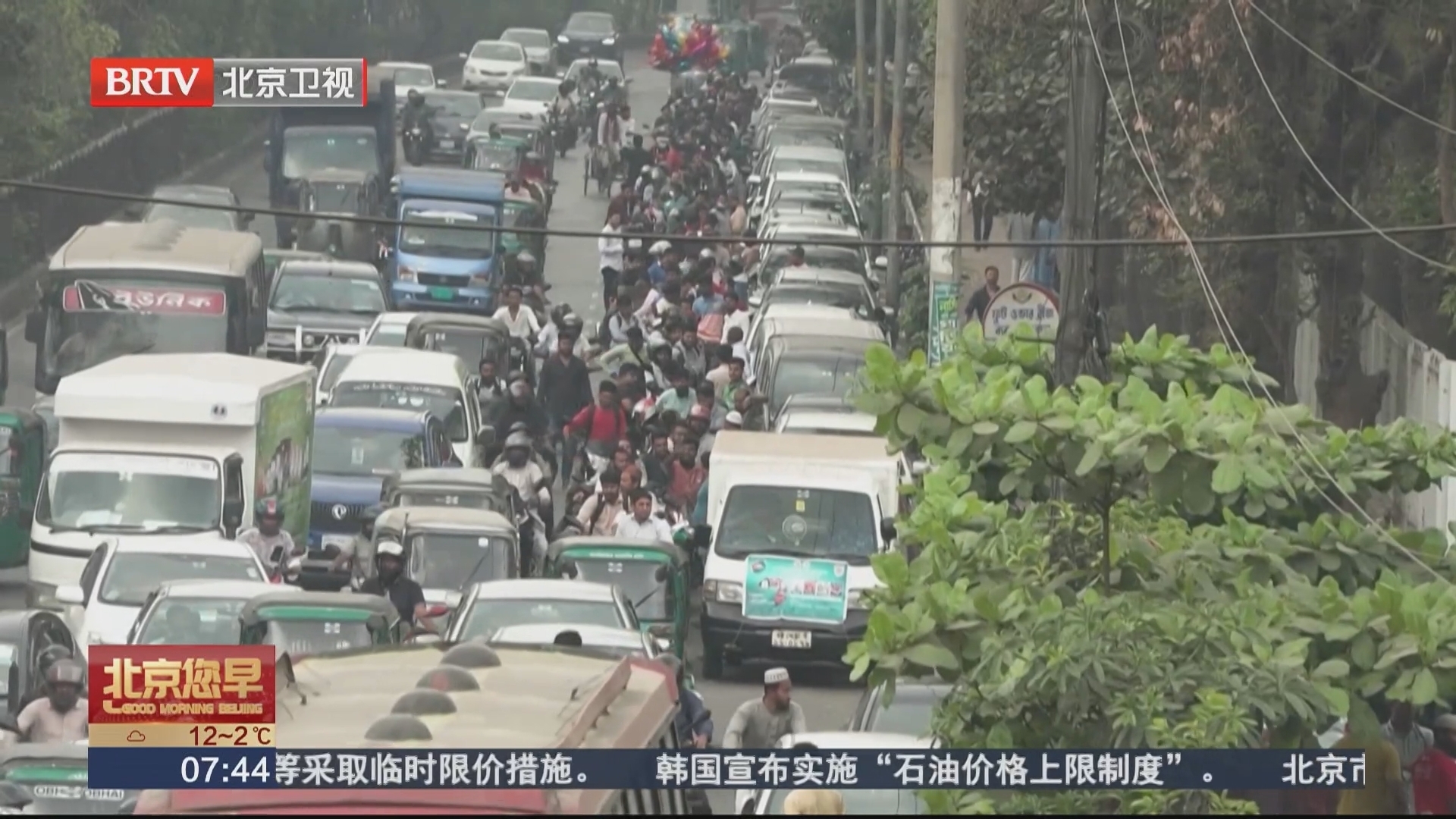 孟加拉国实施燃油配给 民众排长队加油 孟加拉国实施燃油配给 民众排长队加油