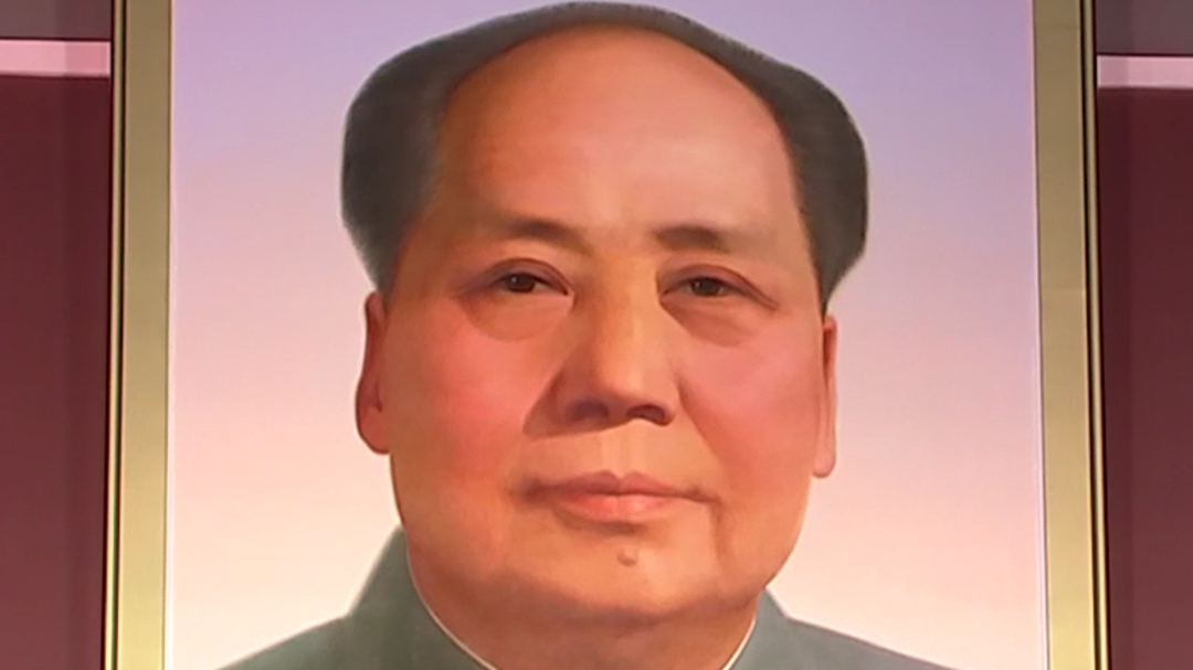 瞩目!天安门城楼毛主席画像完成年度“换新” 瞩目!天安门城楼毛主席画像完成年度“换新”