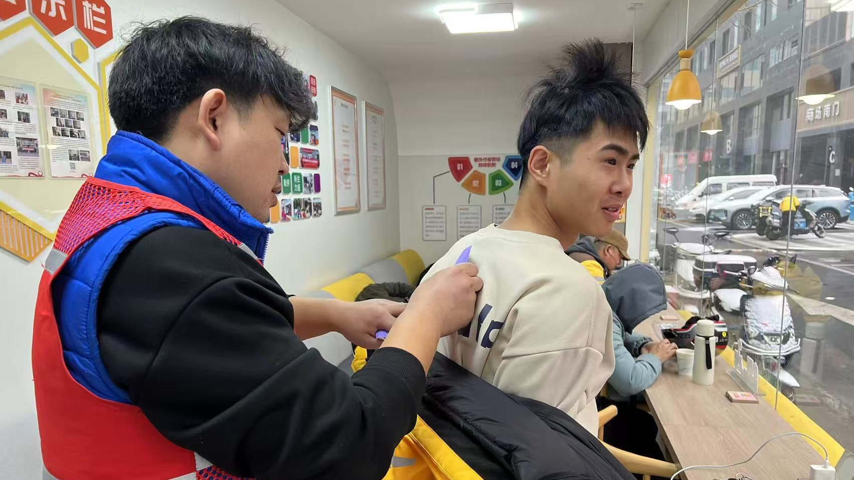 快递小哥志愿当“小哥驿站”主理人，称“只是搭把手的事儿”