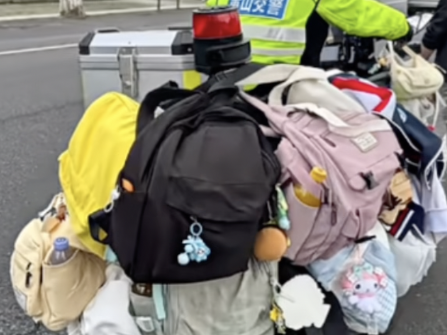 交警遇学生户外远足秒变移动存包柜