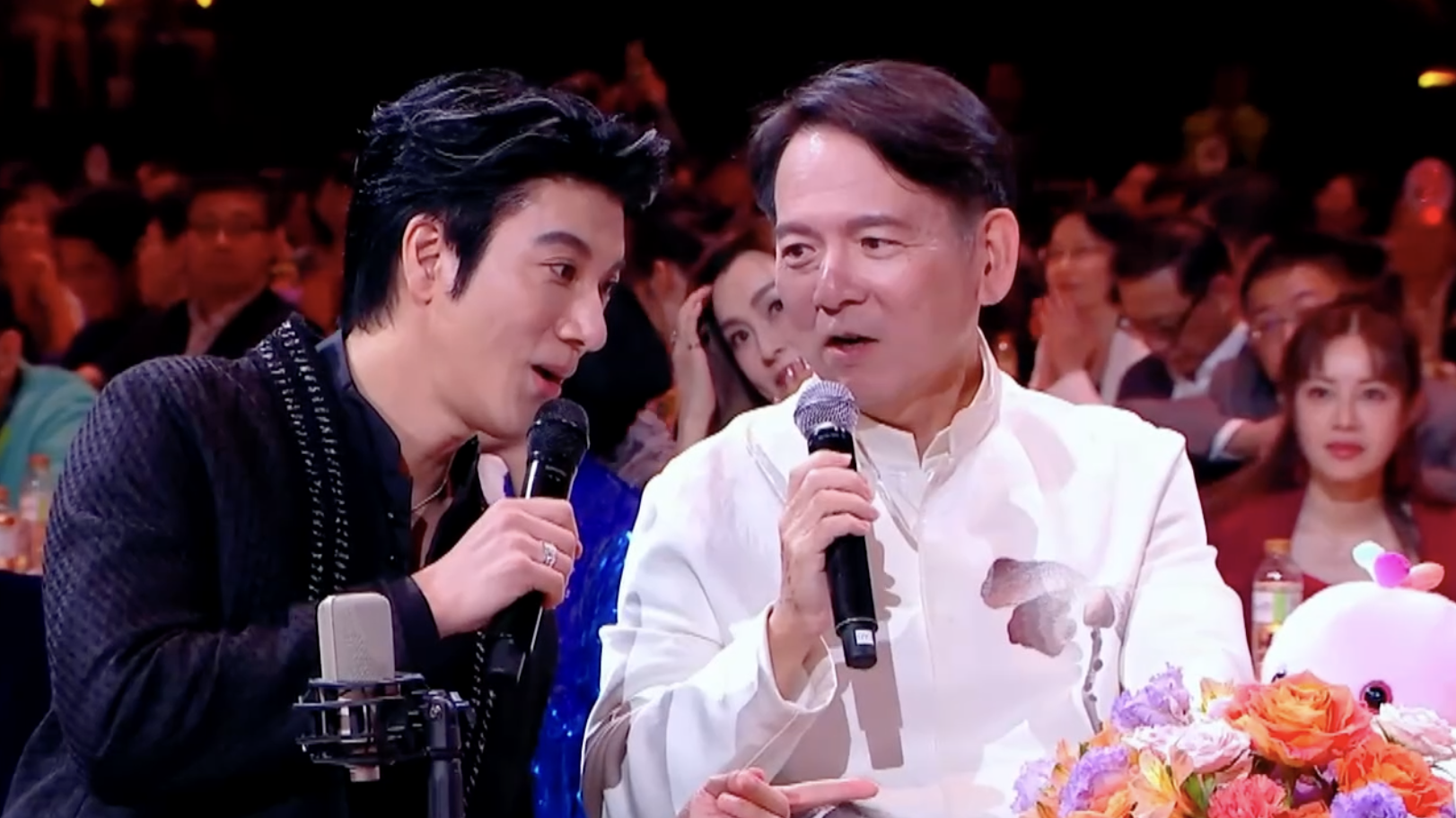 李建复、王力宏清唱《龙的传人》 引全场大合唱 李建复、王力宏清唱《龙的传人》 引全场大合唱