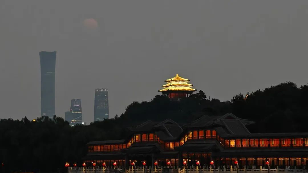 中秋夜上演“云遮月”！不少游客自备“月亮”