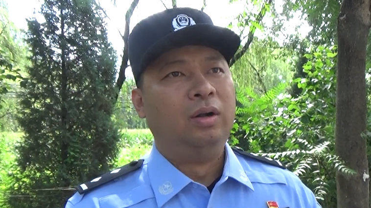 北京警察火中抢人！！