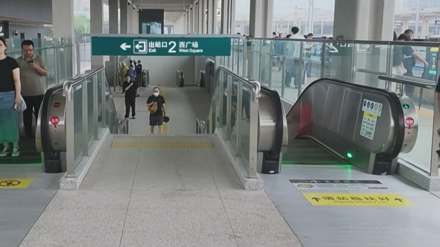 闻汛而动 筑牢防线丨降雨预警 多条市郊铁路列车临时停运 闻汛而动 筑牢防线丨降雨预警 多条市郊铁路列车临时停运