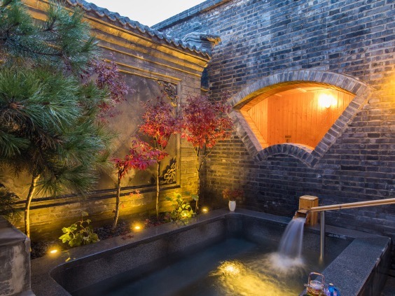 2024年的最后一天，带着亲朋好友到长城脚下，共同迎接2025年的到来。