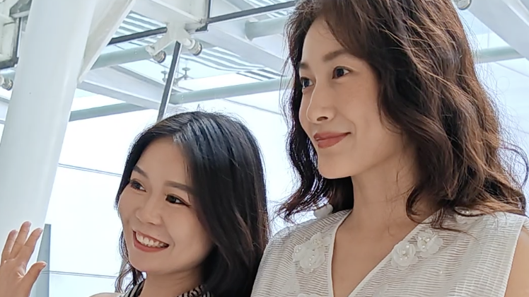 演员啜妮“北京范儿”后台被求合影