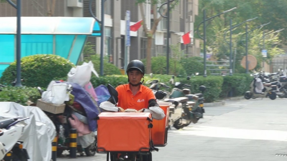 从“跑单送件”到“随手管事”  快递小哥变身社区“流动哨兵”