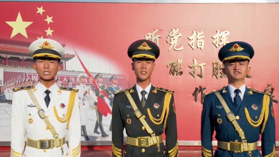 今年的国庆节,国旗护卫队队员收到了一份特别的礼物…… 今年的国庆节,国旗护卫队队员收到了一份特别的礼物……