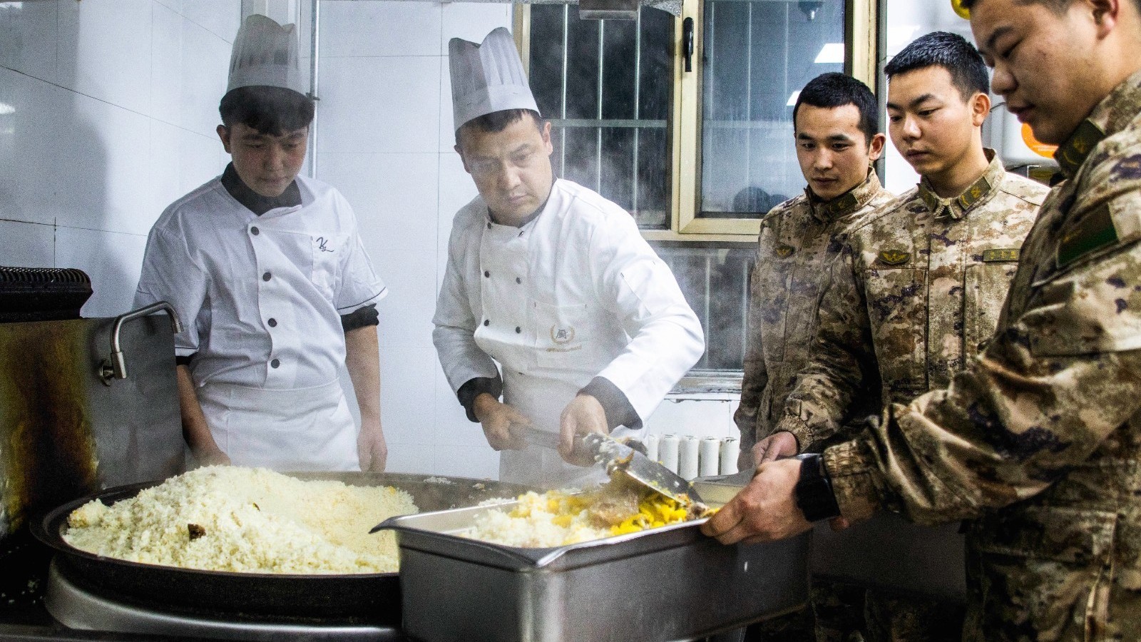 非遗抓饭架金桥 维吾尔族大厨吐尔洪与官兵的抓饭课堂 非遗抓饭架金桥 维吾尔族大厨吐尔洪与官兵的抓饭课堂