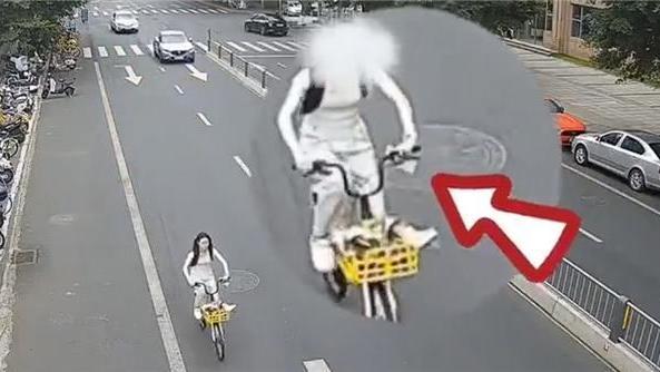 拿手机骑车要注意!女子拿手机骑单车摔倒身亡 拿手机骑车要注意!女子拿手机骑单车摔倒身亡