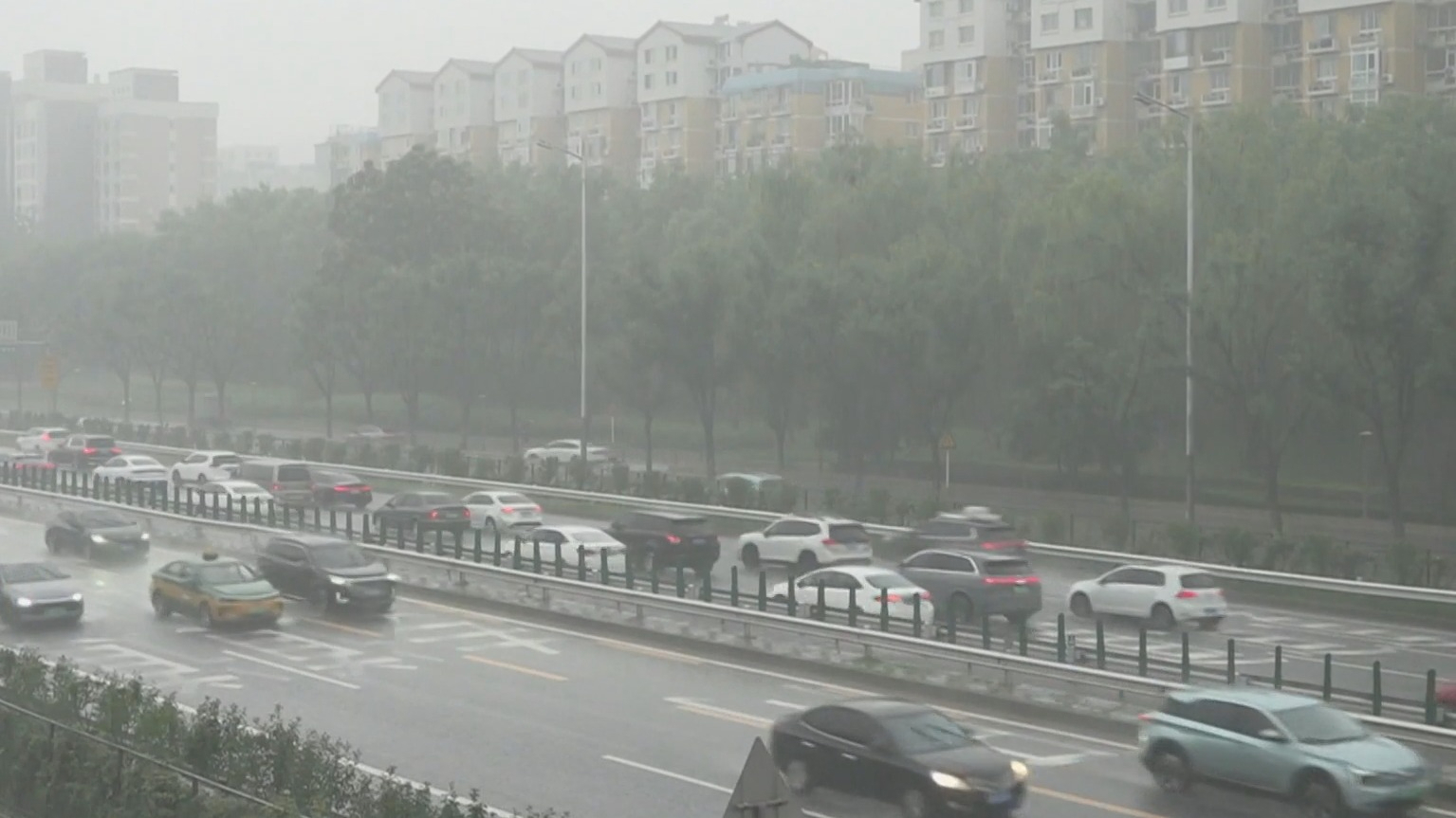 北京7月27日仍有分散性雷阵雨 “桑拿天”持续需注意防暑 北京7月27日仍有分散性雷阵雨 “桑拿天”持续需注意防暑