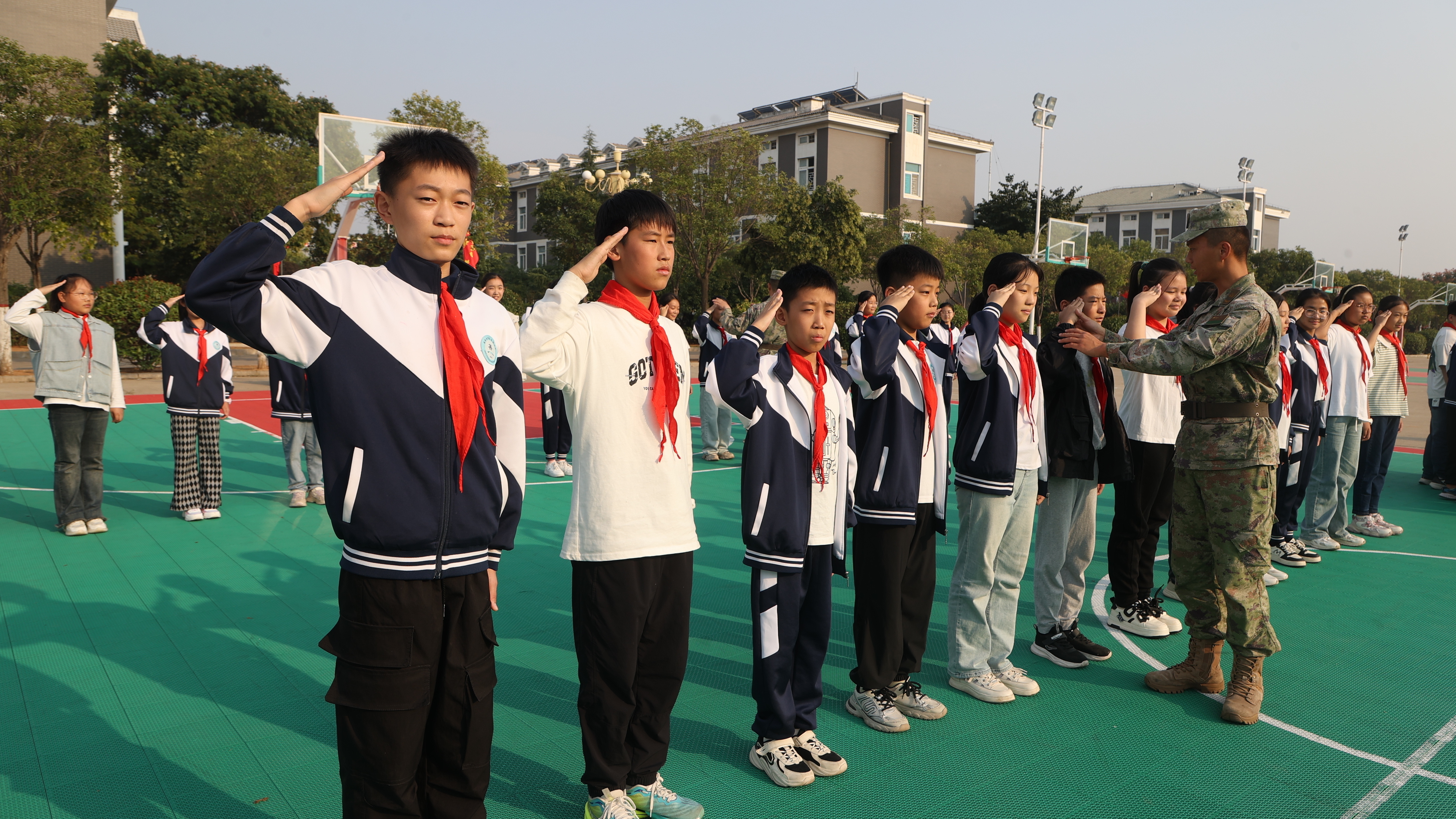河南洛阳：百余名师生走进军营 零距离接受国防教育
