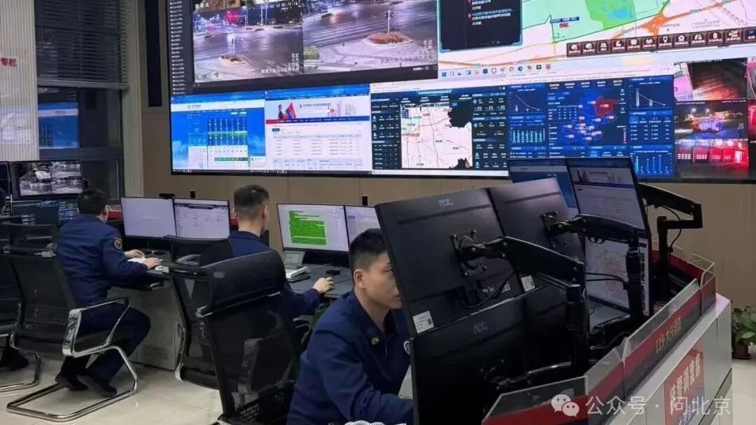 不穿战斗服的消防员,在方寸接警台前守护万家灯火 不穿战斗服的消防员,在方寸接警台前守护万家灯火