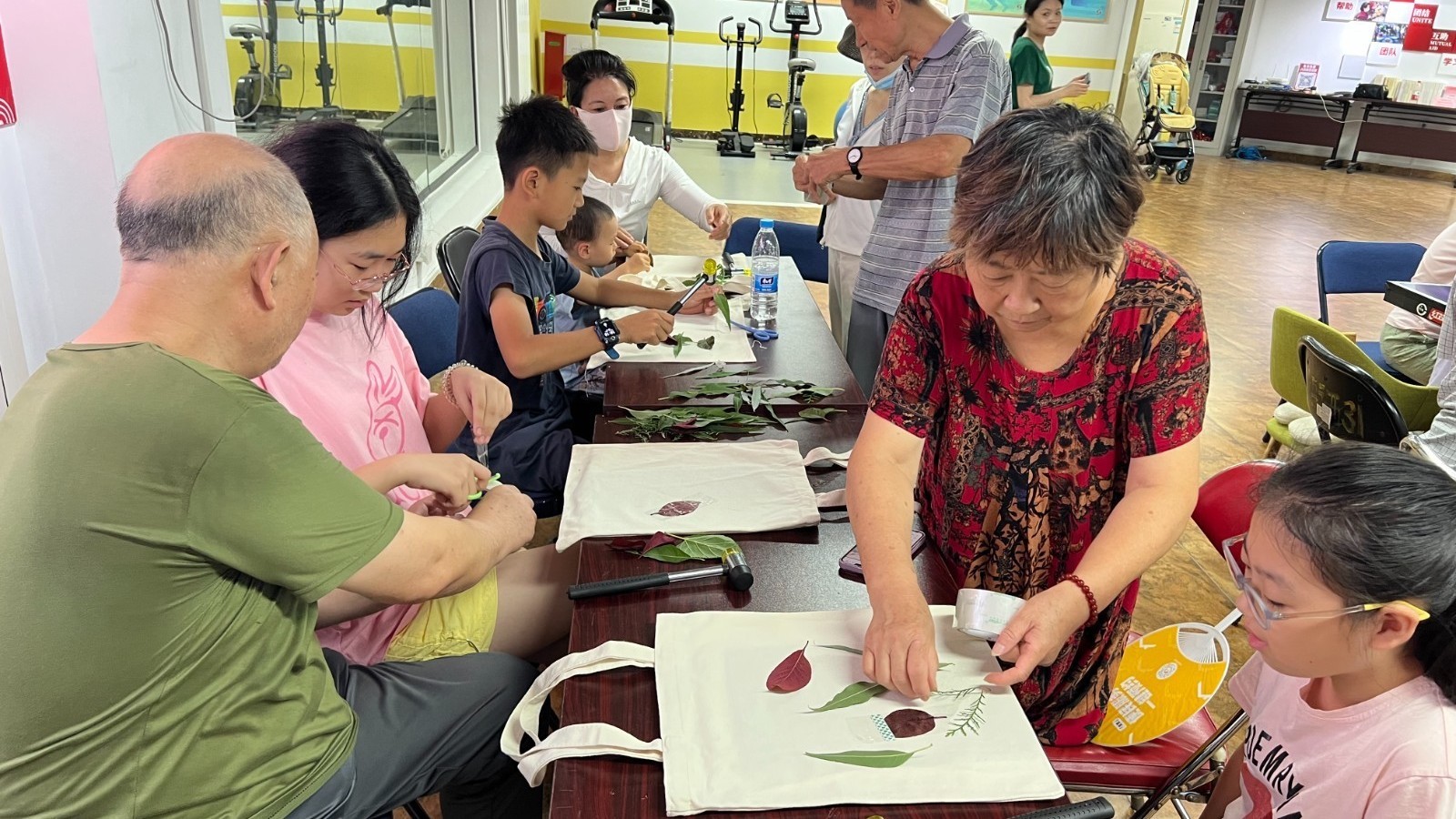 石景山鲁谷街道六合园北社区开展一起开展“植物拓印”手作活动