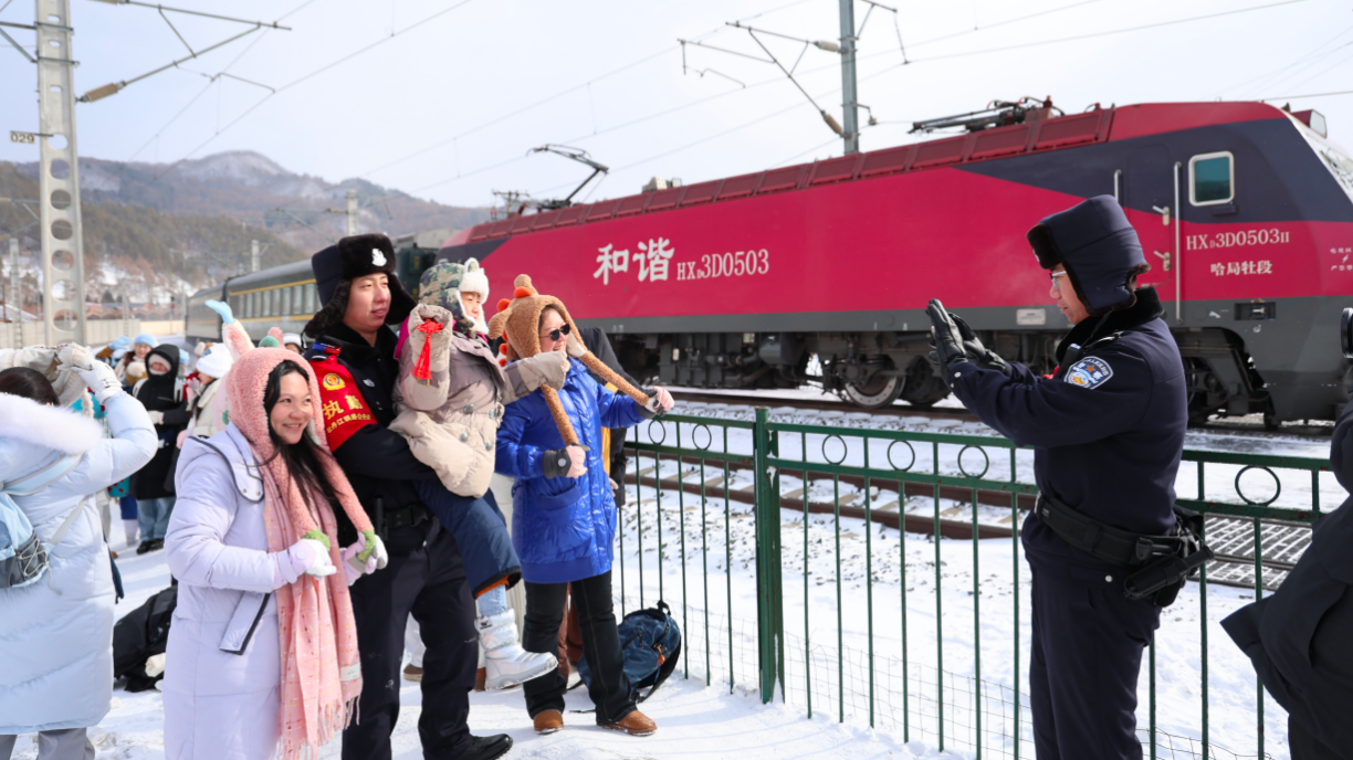 铁警护航“冰雪热”：白山黑水间的温暖守护