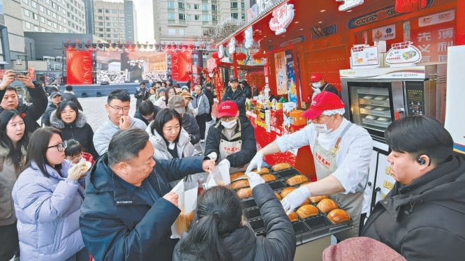 市民游客排长队买总书记同款面包 市民游客排长队买总书记同款面包