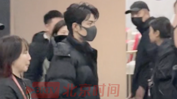 肖战领奖结束后身着黑色羽绒服下班,秒变青春男大 肖战领奖结束后身着黑色羽绒服下班,秒变青春男大