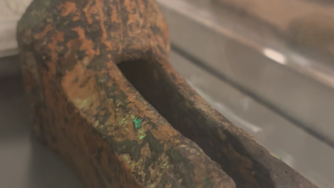 北京地下城展出老物件!长得像鞋子的油灯年轻人孩子全都不认识 北京地下城展出老物件!长得像鞋子的油灯年轻人孩子全都不认识
