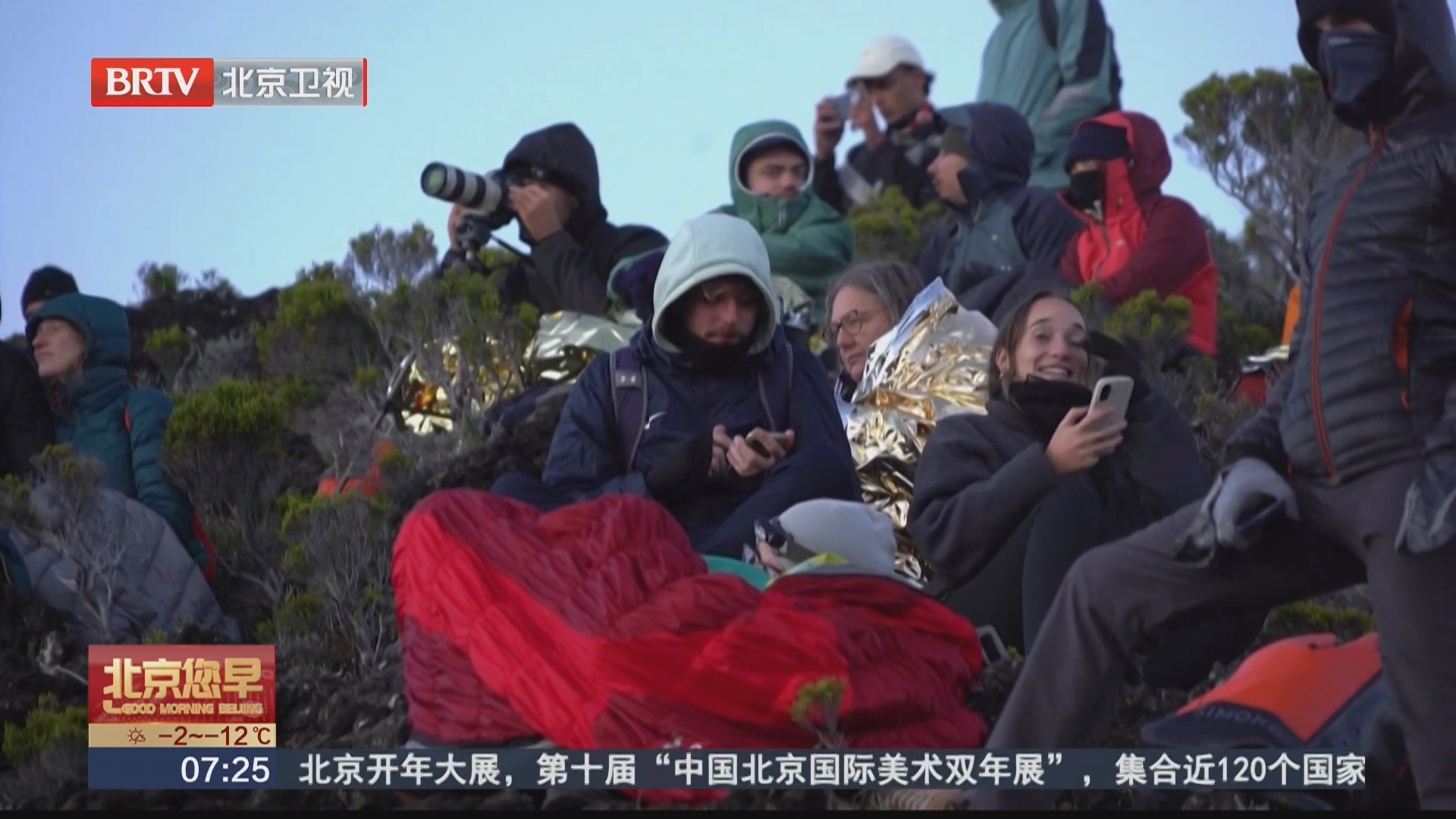 法属留尼汪岛火山喷发 壮观景象吸引大批游客