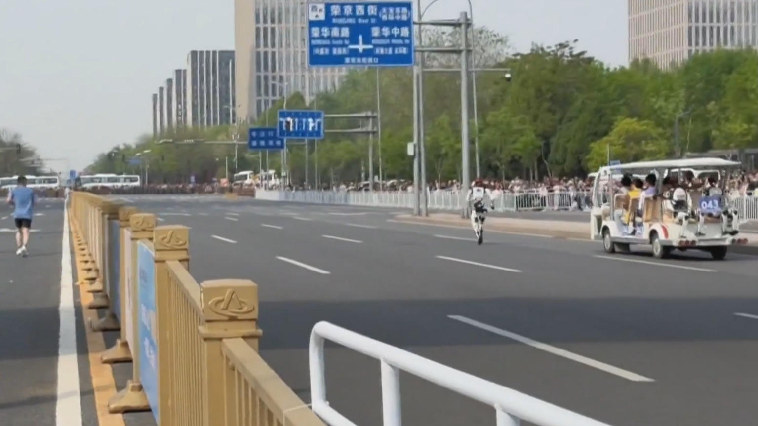 从“摔倒”到“领跑” 从“竞争”到“同行” 人形机器人半马见证中国科技的每一步成长 从“摔倒”到“领跑” 从“竞争”到“同行” 人形机器人半马见证中国科技的每一步成长