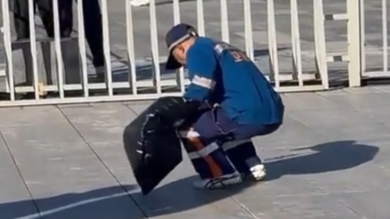 北马赛道“一尘不染”背后：环卫工弯腰捡拾，一丝一毫都不放过