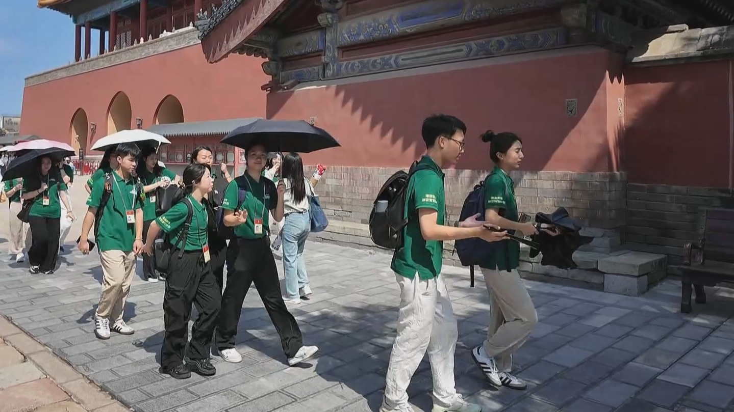 港澳青年学生参访团在京参观学习