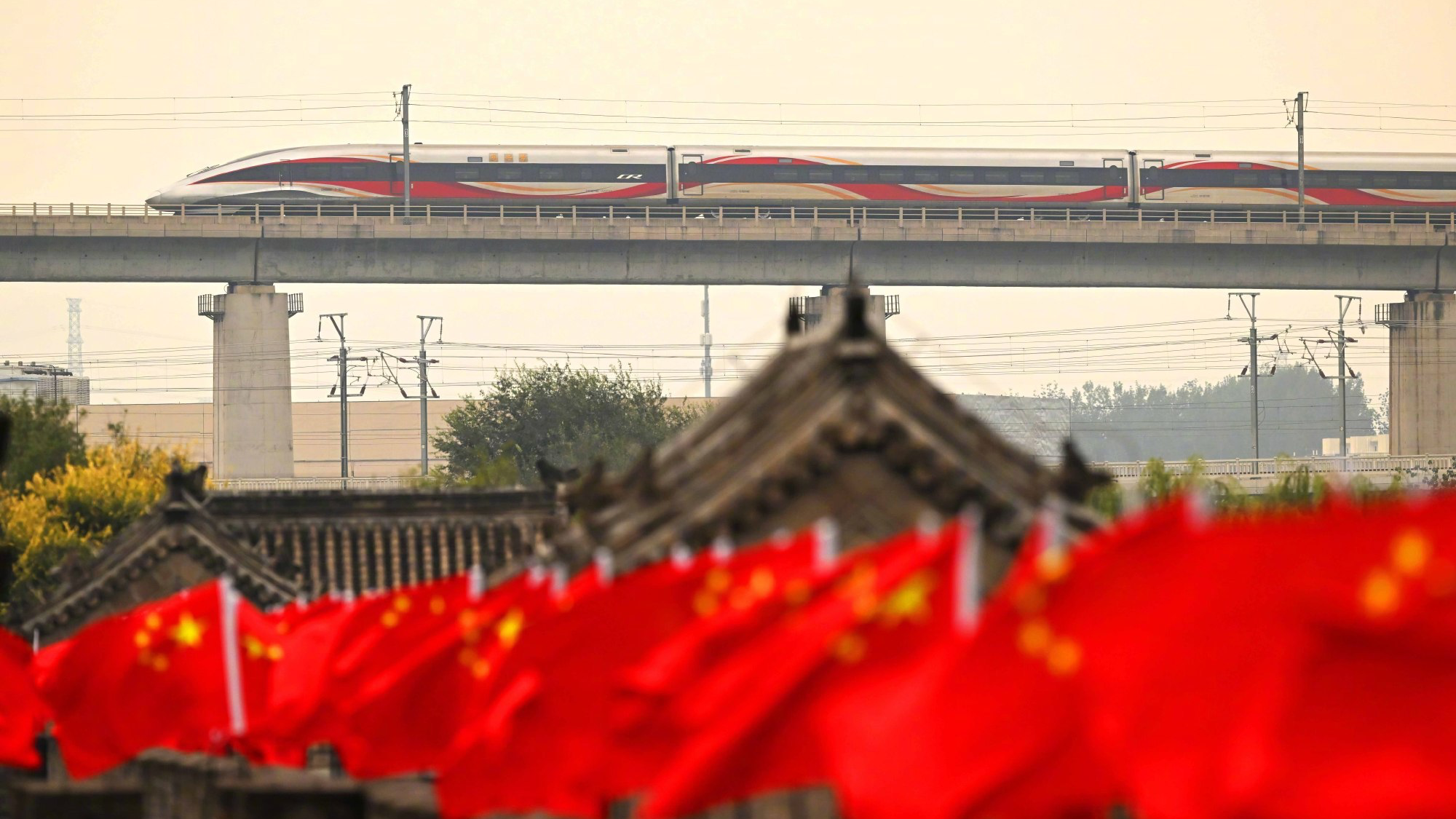 复兴号和卢沟桥同框，网友：这一幕太震撼了！