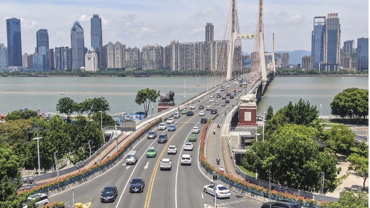 我国新能源汽车已形成规模化市场,产销量连续9年位居全球首位 我国新能源汽车已形成规模化市场,产销量连续9年位居全球首位