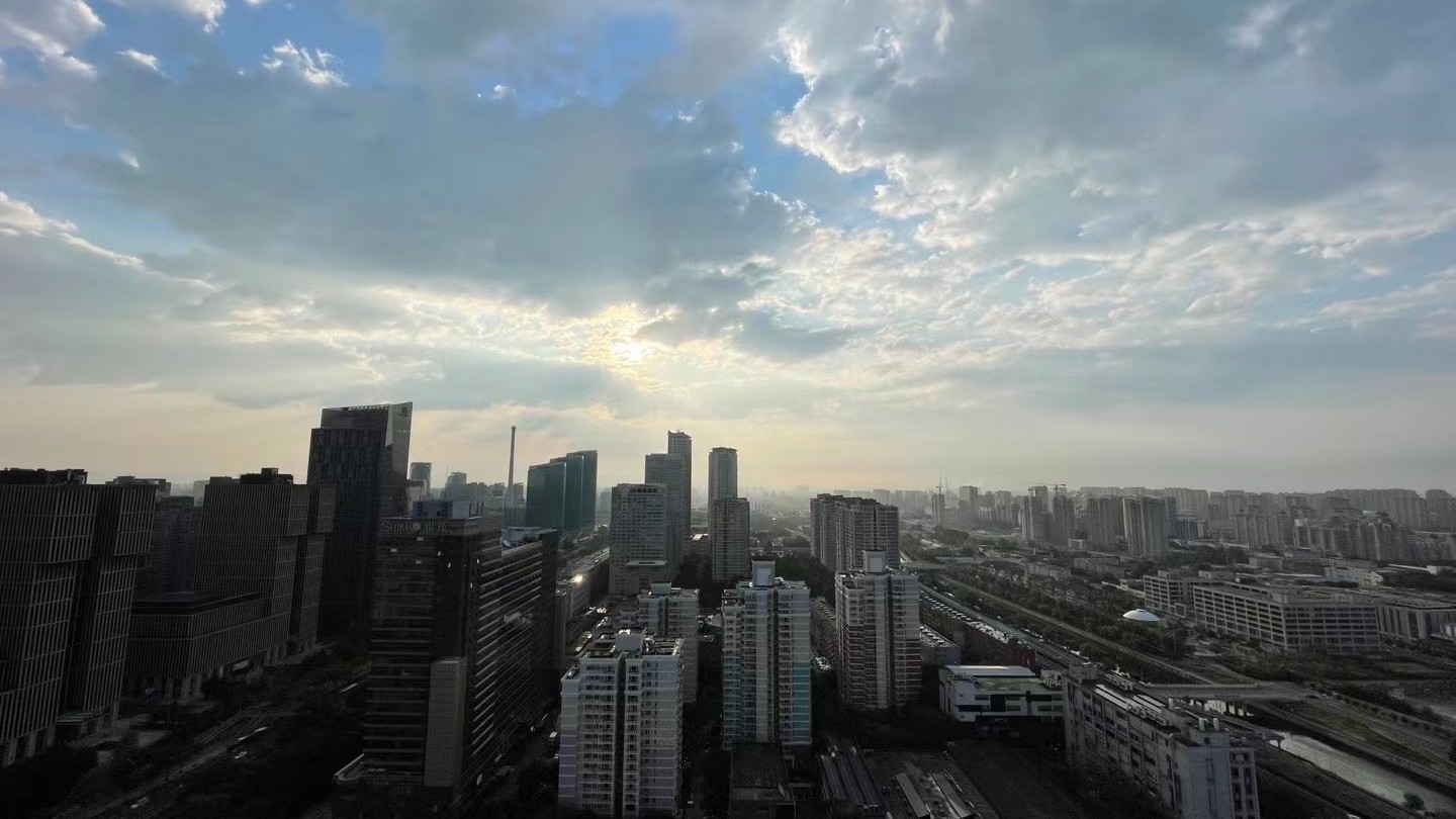 今天白天阴转多云 最高气温9℃ 未来两天降温降雪 气温变化幅度较大