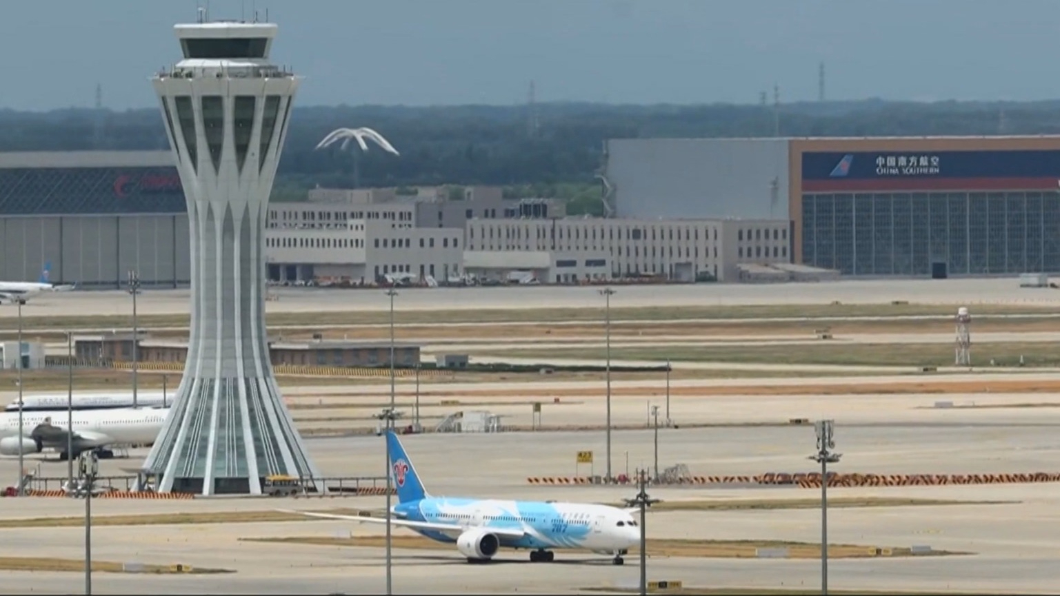 “五一”假期多个国际航班取消 油价成主因